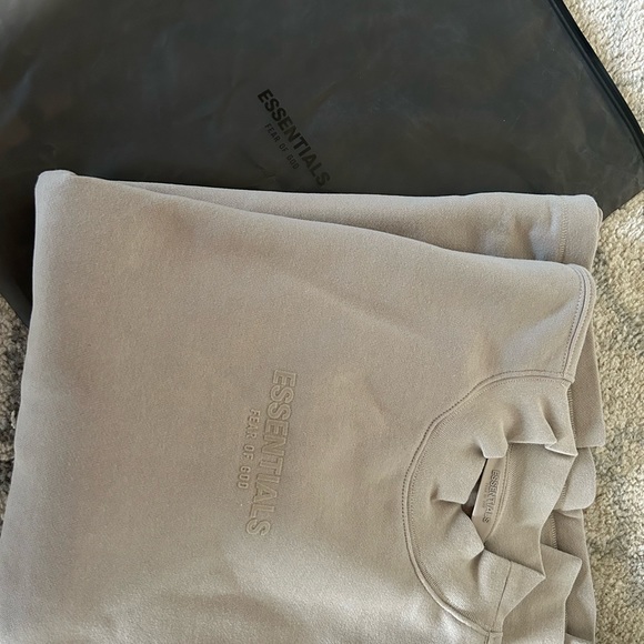 Essentials men’s crewneck size M in colour smoke. - Picture 5 of 5